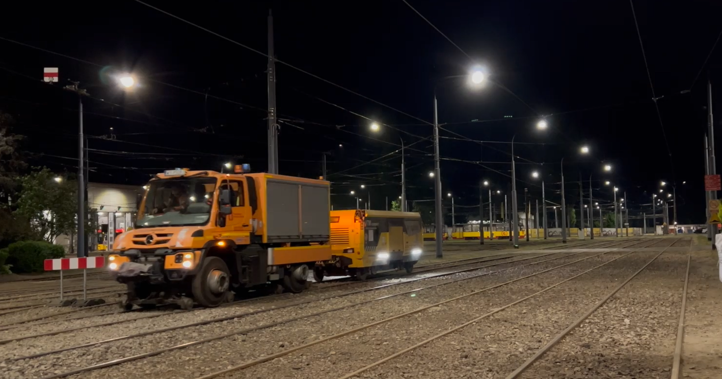 On behalf of the Warsaw Tramway, Vossloh treats particularly heavily loaded track sections—so-called “hot spots”—with the world’s smallest rail milling machine, the VTM-compact. 