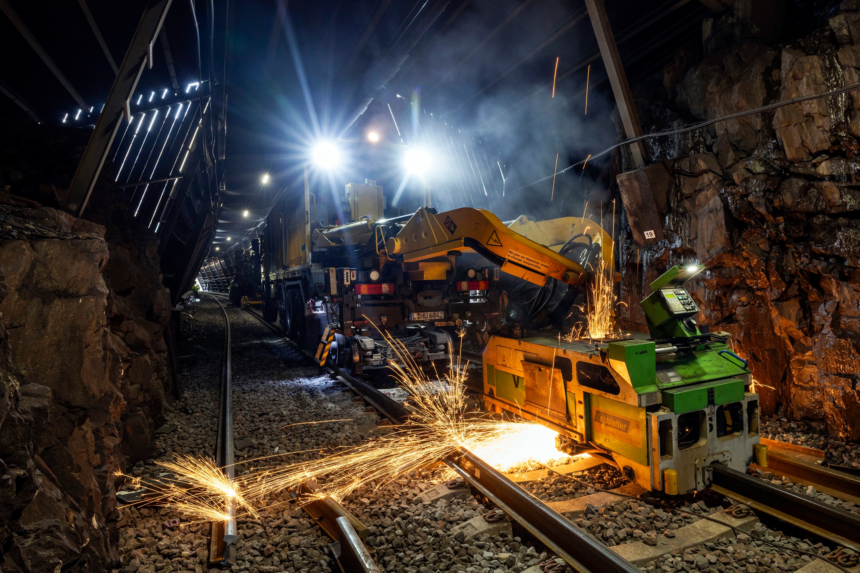 Mobiles Abbrennstumpfschweißen von oben, aufgenommen mit einer Drohne.