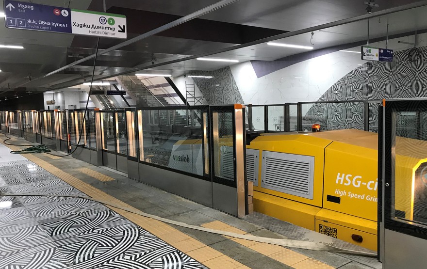 Afin d'assurer une longue durée de vie aux trains, le nouveau traitement important des rails a été effectué peu avant l'ouverture du premier tronçon de la ligne 3 du métro.